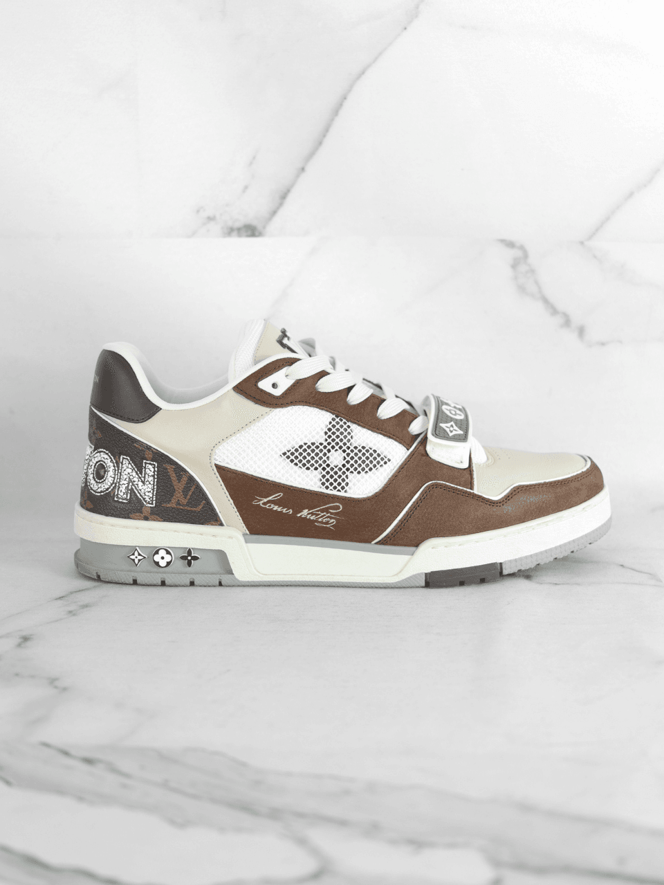 Louis Vuitton LVトレイナー Tênis Louis Vuitton LV Trainer Monogram Marrom | Zivē Club