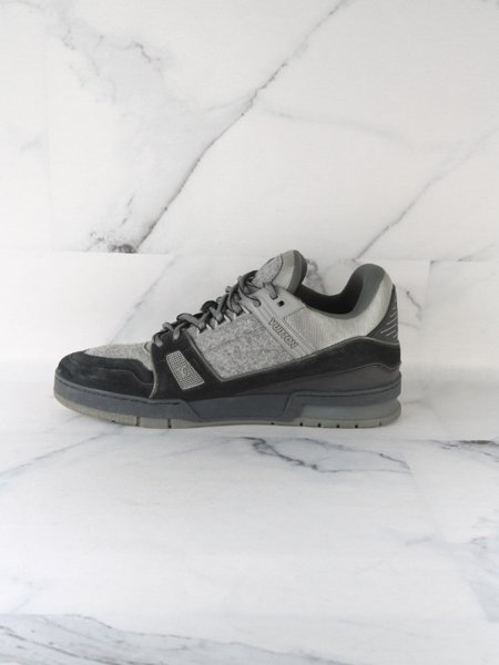 Tênis Louis Vuitton Trainer Suede Cinza e Preto | Zivē Club