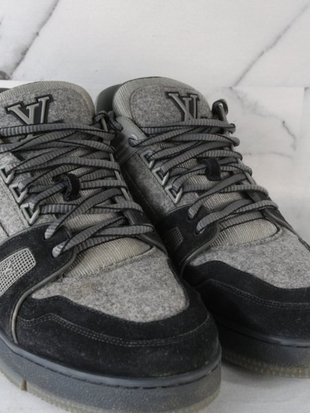 Louis Vuitton／M76043 Tênis Louis Vuitton Trainer Suede Cinza e Preto | Zivē Club