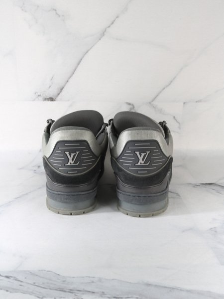 Tênis Louis Vuitton Trainer Suede Cinza e Preto | Zivē Club