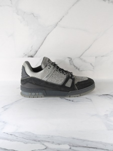 LOUIS VUITTON - たぴ Tênis Louis Vuitton Trainer Suede Cinza e Preto | Zivē Club