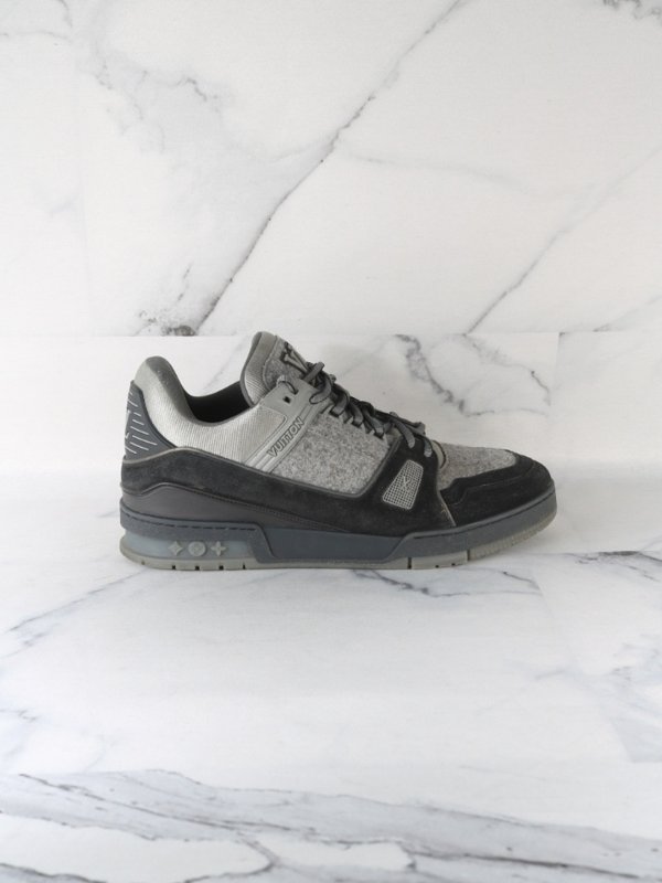 Tênis Louis Vuitton Trainer Suede Cinza e Preto | Zivē Club