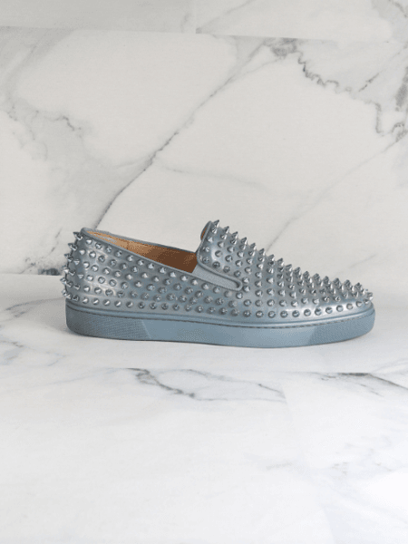 Christian Louboutin シルバー フラットシューズ Tênis Slip On Christian Louboutin Spiked Azul Metalizado | Zivē Club