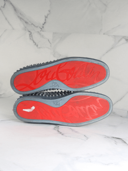 Tênis Slip On Christian Louboutin Spiked Azul Metalizado | Zivē Club Tênis Slip On Christian Louboutin Spiked Azul Metalizado | Zivē Club