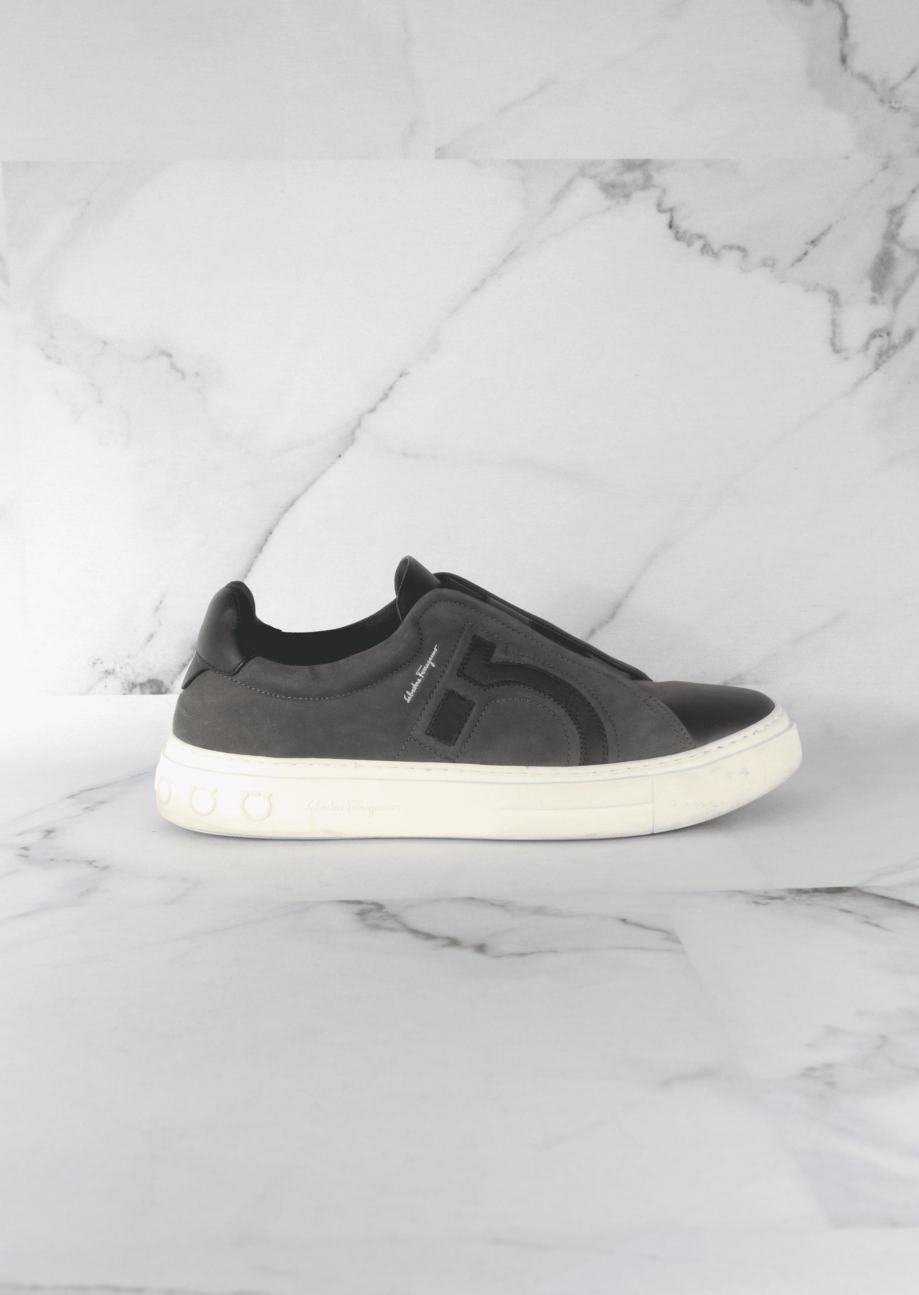 Tênis Slip On Ferragamo Tasko Cinza | Zivē Club