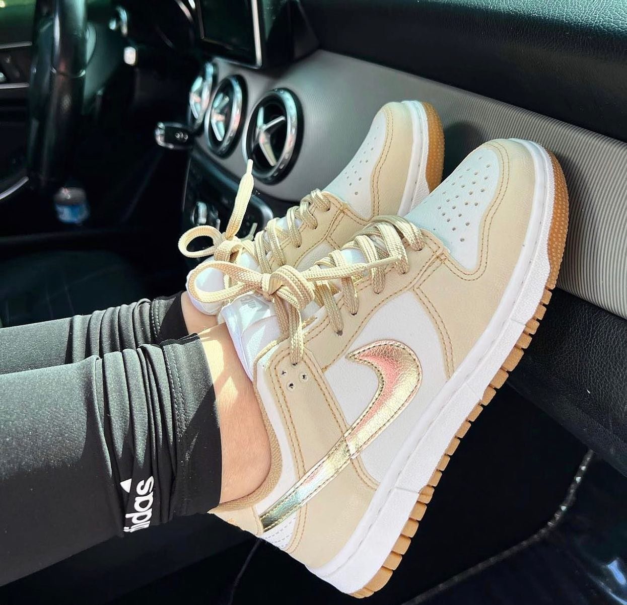 Tênis Dunk Bege Dourado Gil Gil Sapatilha