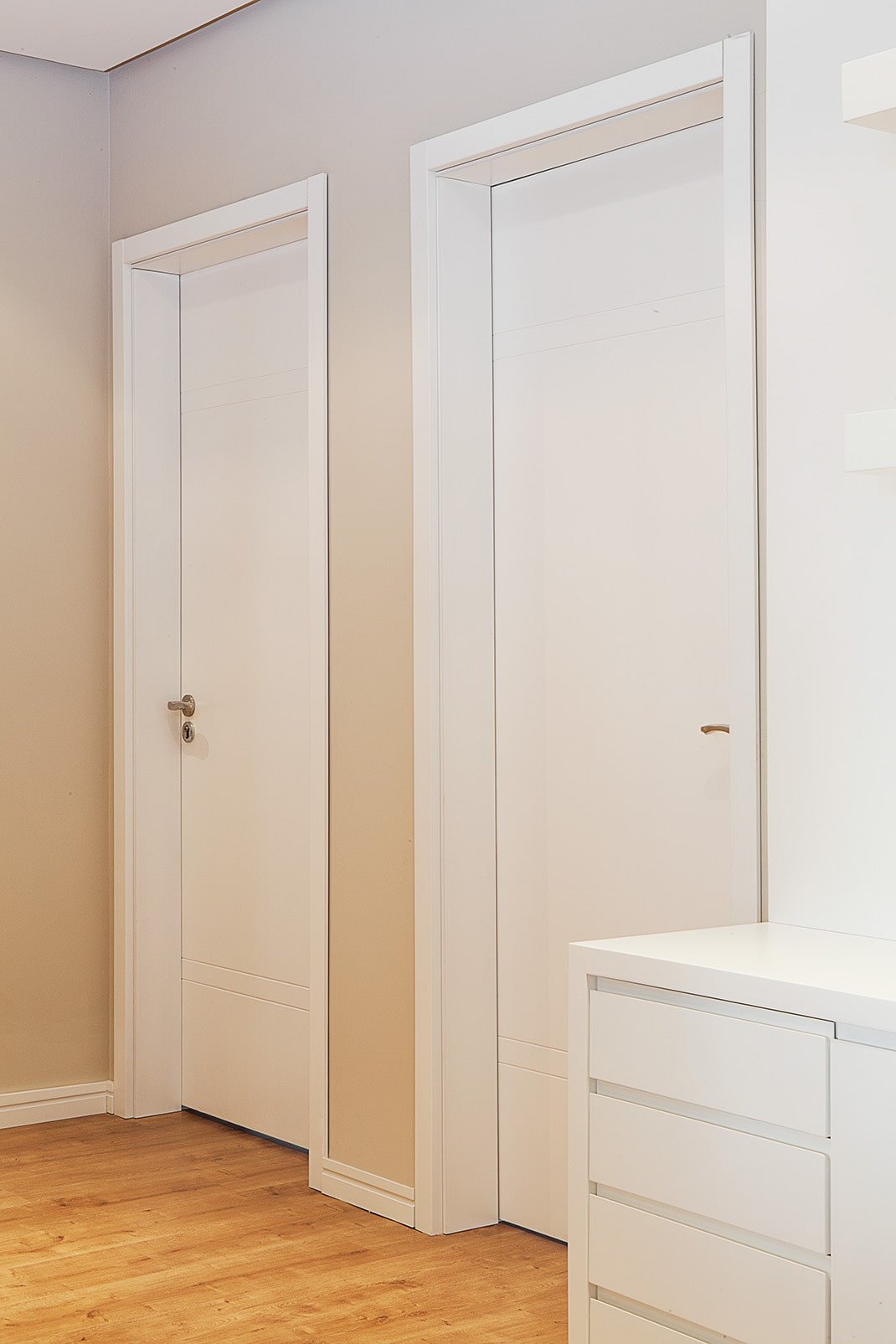 Portas internas brancas em WPC | Esquadrias Juchem