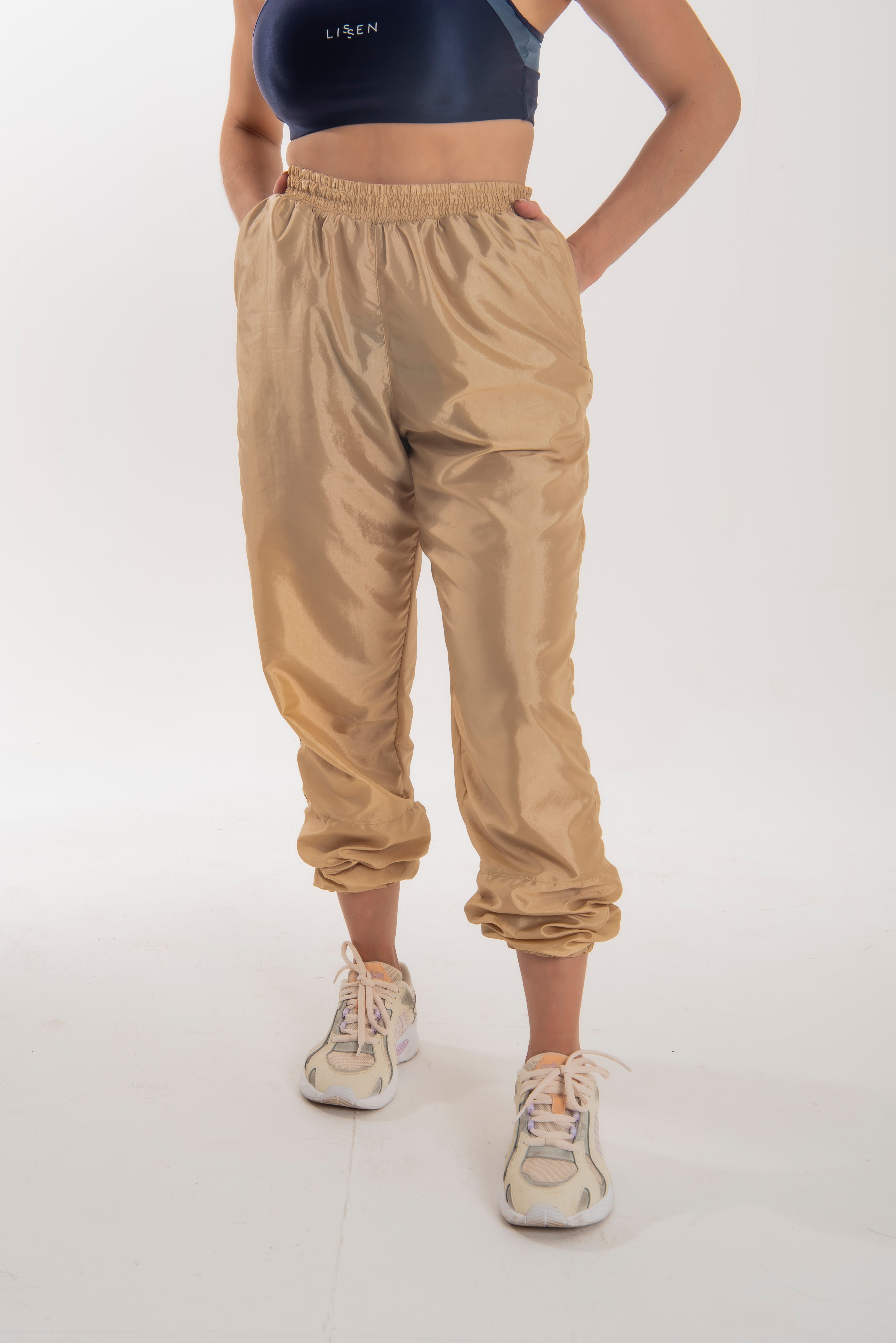 Calça jogger Tafetá brilhoso com dois bolsos com zípers Lissen