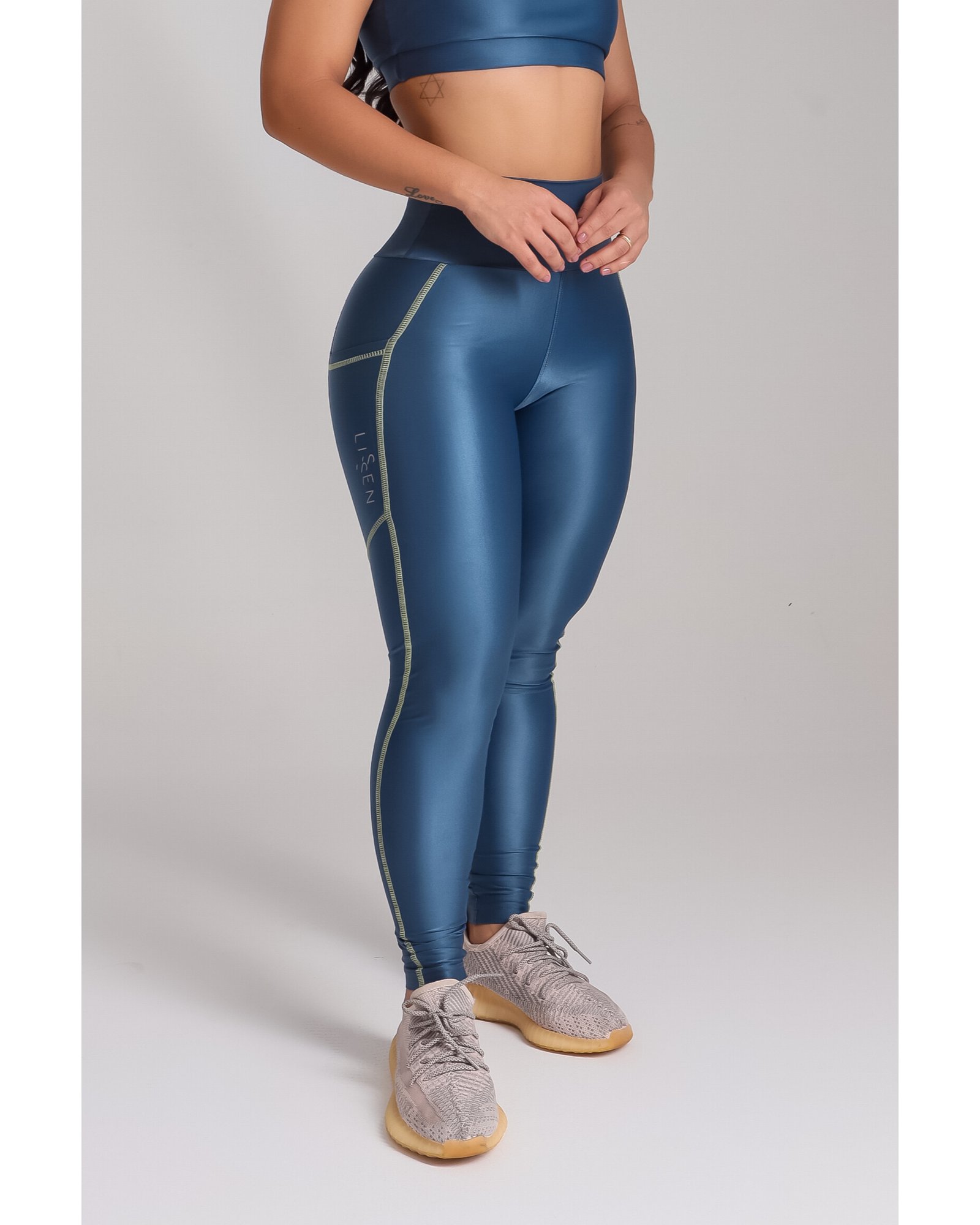 Legging tricolor alta compressão cós alto e dois bolsos laterais