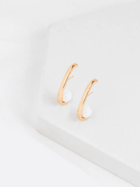 Brinco Ear Hook com Pérola Shell folheado em ouro 18k