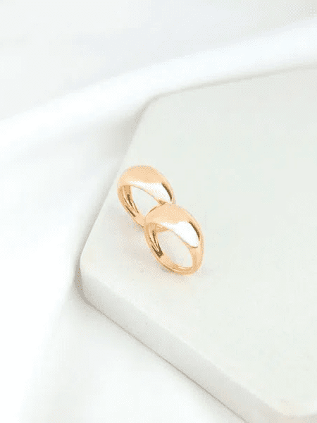 Duo de anéis com design abaulado liso folheado em ouro 18k