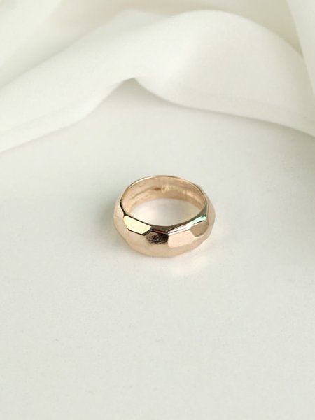 anel-abaulado-com-design-modulado-folheado-em-ouro-18k-02-francisca-joias
