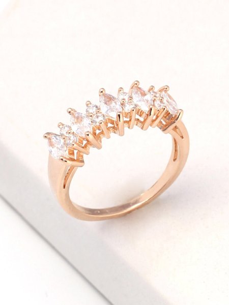 anel-com-design-cravejado-de-zirconias-folheado-em-ouro-18k-02-francisca