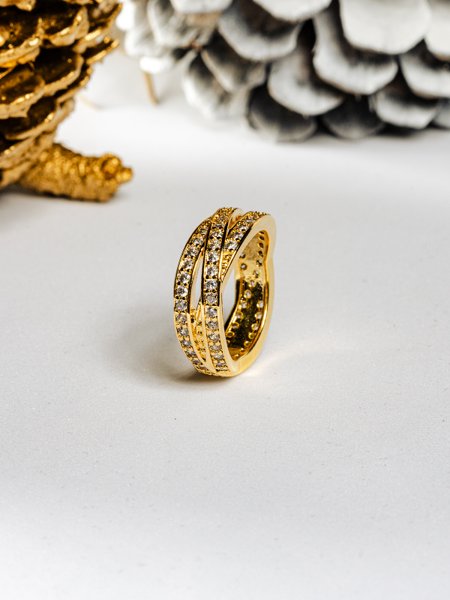 anel-com-design-de-fios-cravejado-de-zirconias-folheado-em-ouro-18k-02-francisca