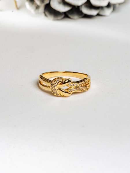 anel-com-design-de-no-com-zirconias-folheado-em-ouro-18k-01-francisca