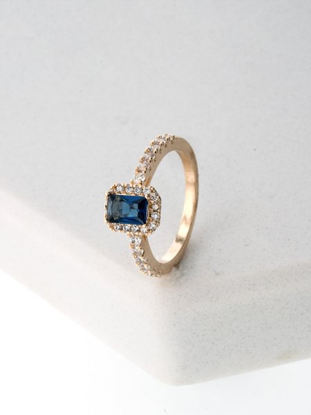 anel-cravejado-com-zirconia-retangular-azul-folheado-em-ouro-18k-02-francisca