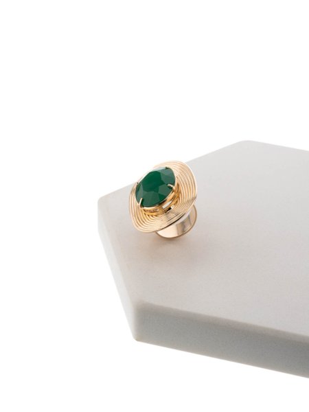 anel-grande-oval-com-pedra-natural-verde-folheado-em-ouro-18k-01-francisca