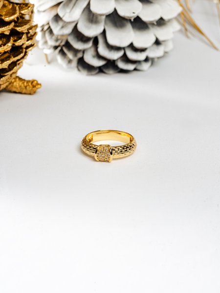 anel-texturizado-com-ponto-de-luz-folheado-em-ouro-18k-02-francisca
