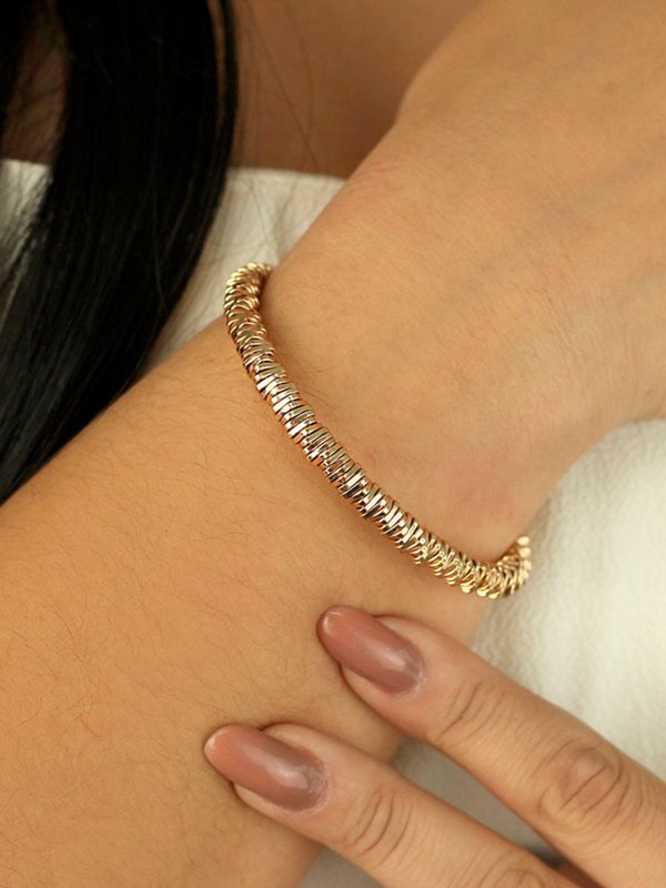 bracelete-com-design-texturizado-folheado-em-ouro-18k-01-francisca-joias