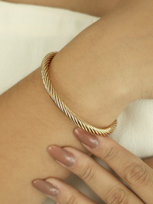 bracelete-com-design-torcido-folheado-em-ouro-18k-01-francisca-joias