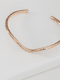 bracelete-tubo-em-v-liso-regulavel-folheado-em-ouro-18k-01-francisca