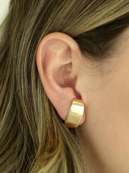 Brinco Ear Hook com Design de Chapa Lisa folheado em ouro 18k