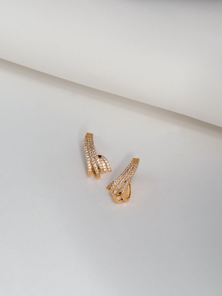 Brinco Ear Hook com Design de Riviera folheado em ouro 18k