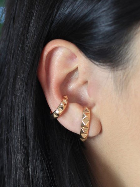 Brinco ear hook com design de spike folheado em ouro 18k