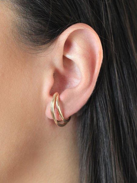 Brinco ear hook com design de três fios folheado em ouro 18k