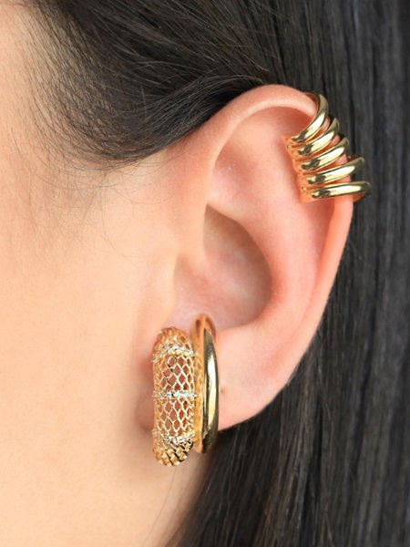 Brinco ear hook com design liso e rendado com zircônias folheado em ouro 18k