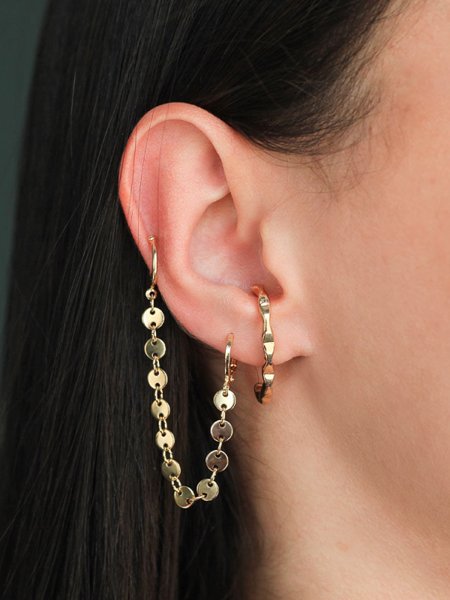 Brinco ear hook com design ondulado folheado em ouro 18k