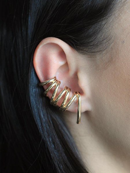 Brinco ear hook com piercing fake liso folheado em ouro 18k