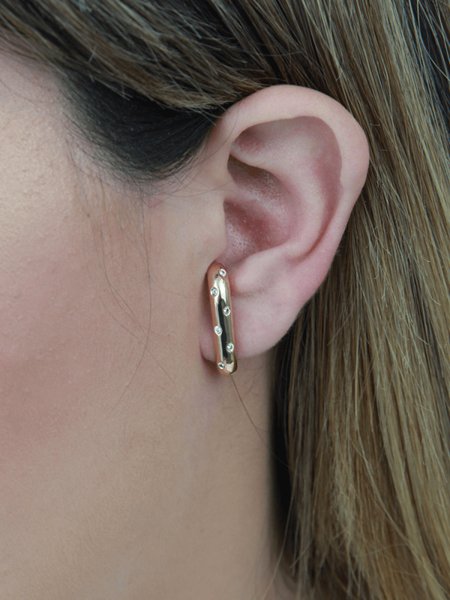 Brinco Ear Hook com Ponto de Luz folheado em ouro 18k