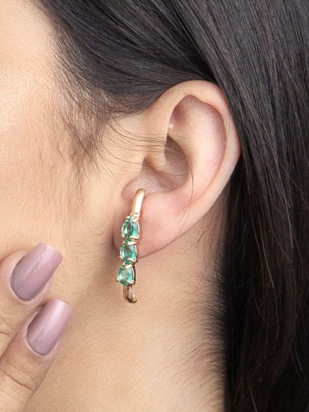 Brinco Ear Hook com Três Zircônias Verdes em Gotas folheado em ouro 18k
