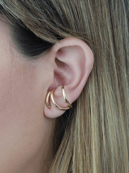 Brinco Ear Hook Curvado Liso folheado em ouro 18k