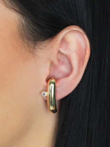 Brinco ear hook liso com ponto de zircônia folheado em ouro 18k