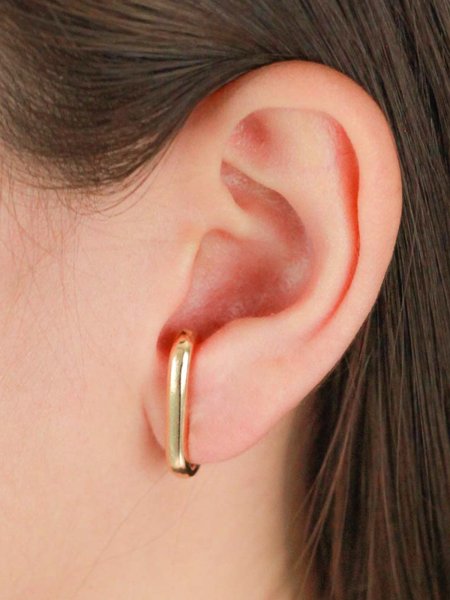 Brinco Ear Hook Médio e Liso folheado em ouro 18k