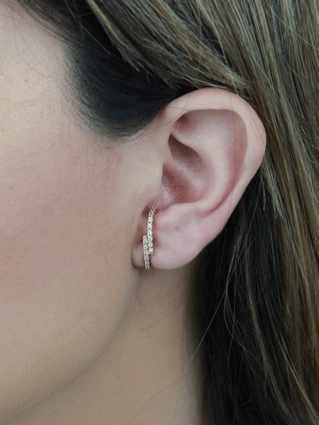 Brinco Ear Hook Moderno Cravejado de Zircônias folheado em ouro 18k