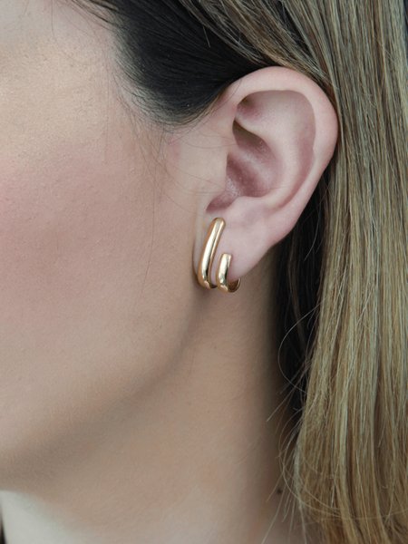 Brinco Ear Hook Pequeno com Design Duplo folheado em ouro 18k