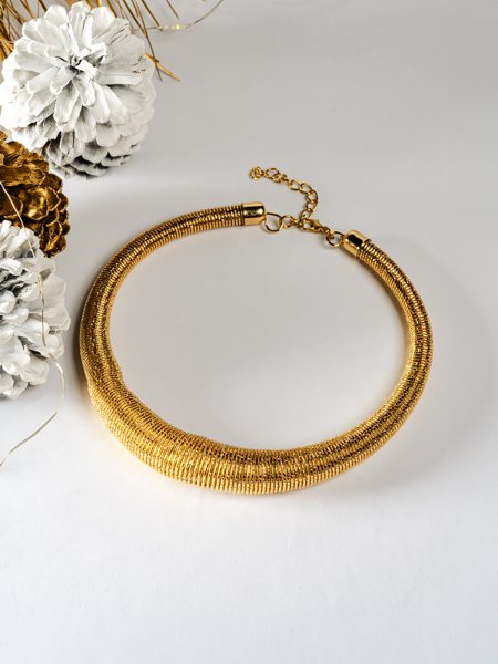 Choker com Design de Mola Texturizada folheado em ouro 18k