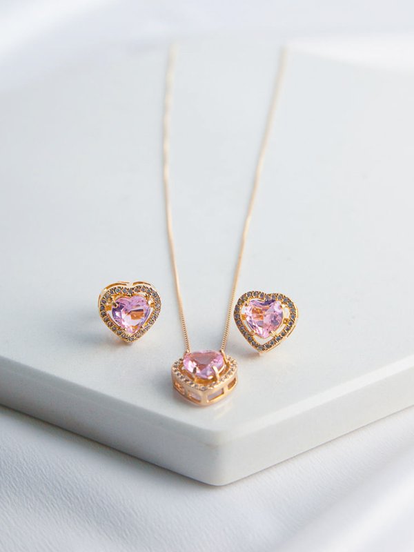 conjunto-de-colar-e-brincos-de-coracao-rosa-cravejado-folheado-em-ouro-18k-04-francisca-joias