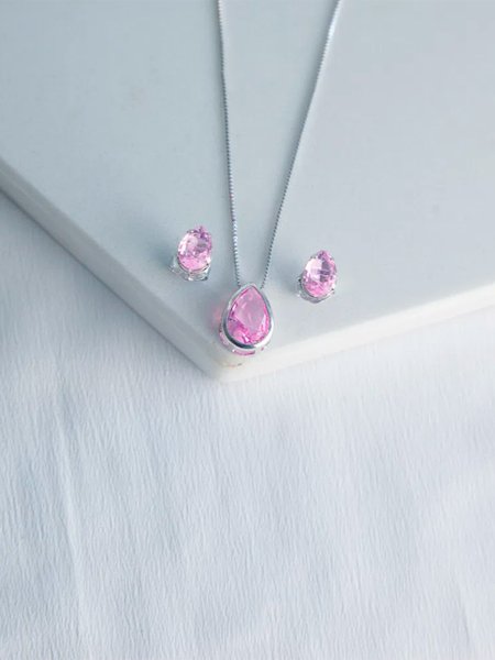 Conjunto de colar e brincos de gota com pedra rosa claro folheado em ródio branco
