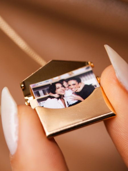 Colar Relicário Personalizado de Envelope Liso folheado em ouro 18k | Francisca Joias