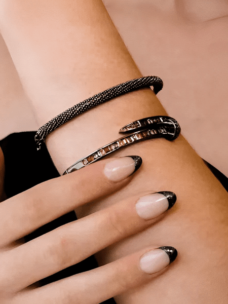 mix-de-braceletes-com-design-de-prego-e-design-texturizado-folheado-em-rodio-negro