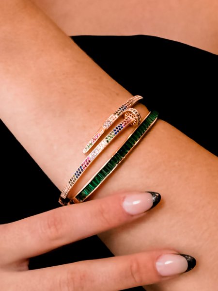 mix-de-braceletes-com-design-de-prego-e-zirconias-coloridas-folheado-em-ouro-18k