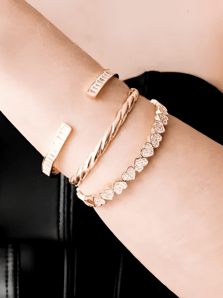 mix-de-braceletes-com-zirconias-e-design-entrelacado-folheado-em-ouro-18k