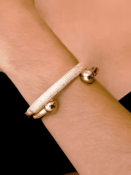 mix-de-braceletes-cravejado-e-com-design-de-ferradura-folheado-em-ouro-18k