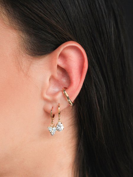 Piercing ear hook médio com design de coração folheado em ouro 18k