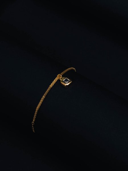 Pulseira Tubular com Design Minimalista com Pingente Quadrado com Zircônia folheado em ouro 18k