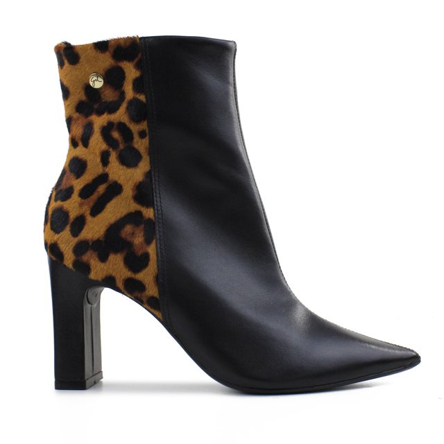 Bota Preta Onça em Couro Liso e Bico Fino Giulia Domna Giulia
